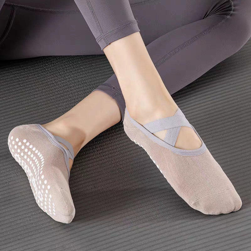 جوارب يوجا احترافية للنساء من  - مراجعة Pilates & Yoga Reversible Mockneck Sweatshirt وسعره
